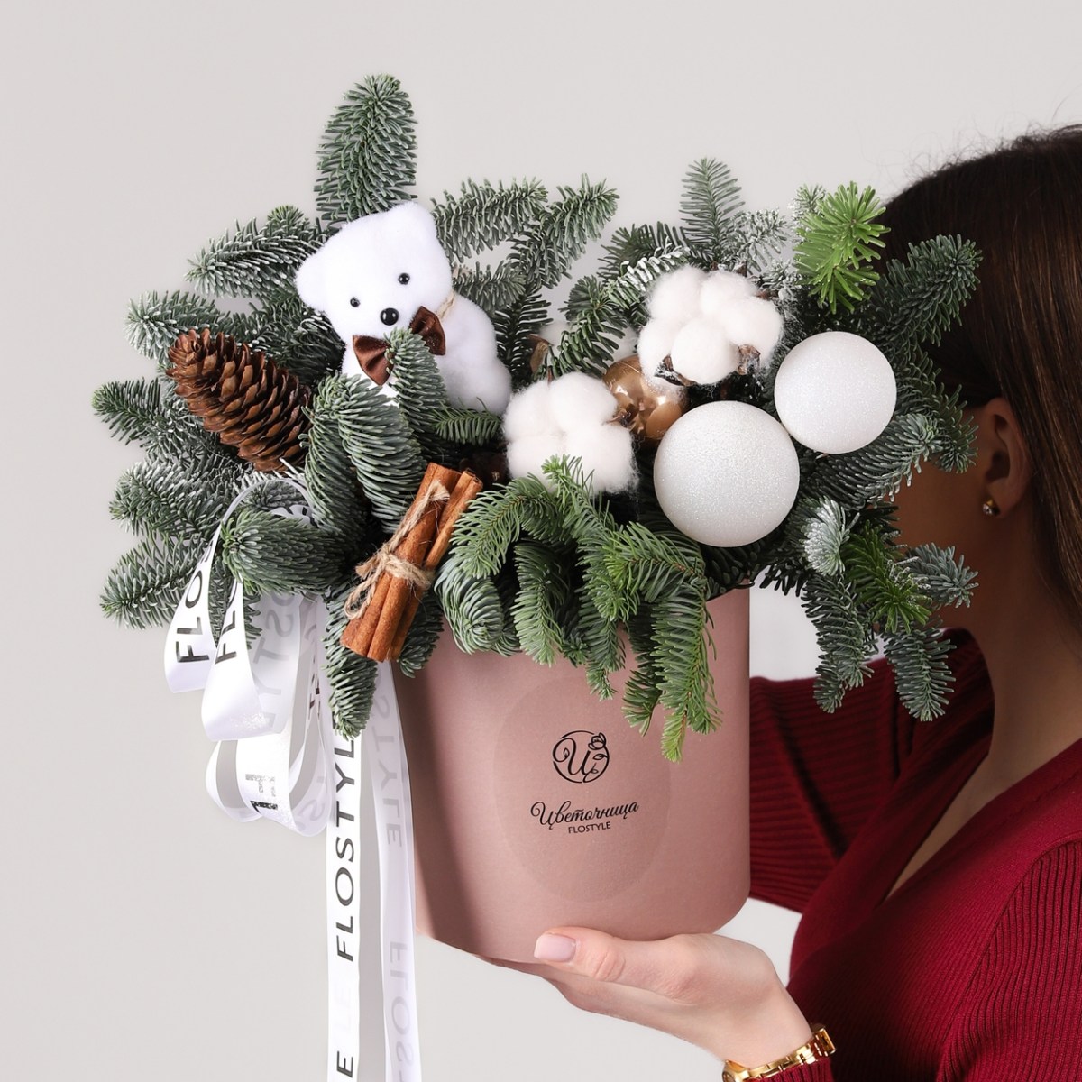 Новогодняя композиция в шляпной коробке с мишкой